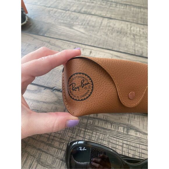 RayBan woman’s sunglasses with case - Picture 2 of 7